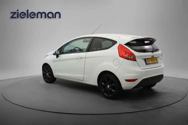 Ford Fiesta (2011) thumbnail 2
