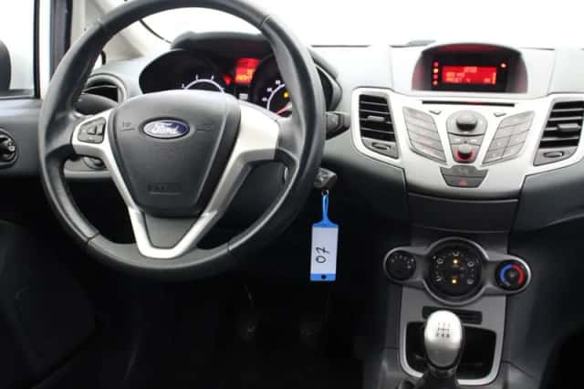 Ford Fiesta (2011) thumbnail 3