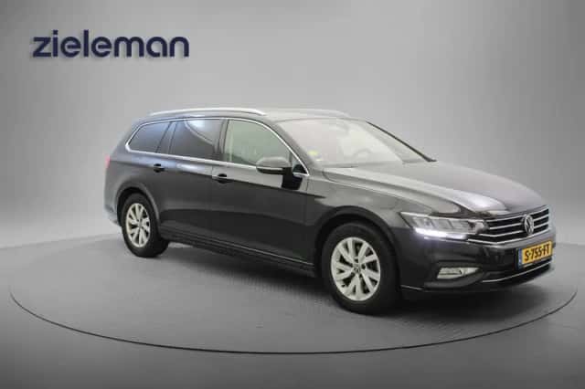 Volkswagen Passat (2023) thumbnail 1