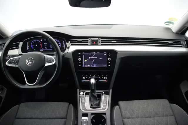 Volkswagen Passat (2023) thumbnail 2