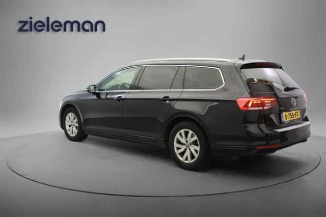 Volkswagen Passat (2023) thumbnail 3