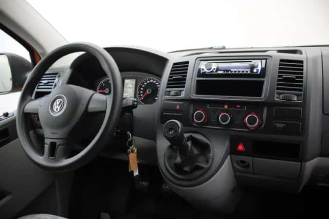 Volkswagen Transporter (2013) thumbnail 2