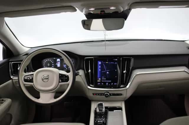 Volvo V60 (2021) thumbnail 2