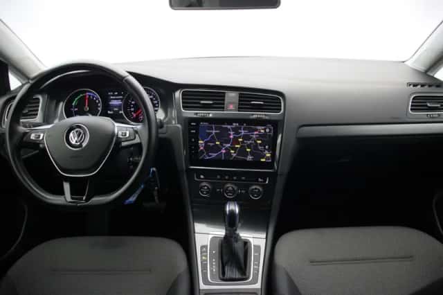 Volkswagen E-GOLF (2018) thumbnail 2