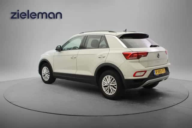 Volkswagen T-Roc (2022) thumbnail 3