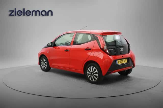 Toyota Aygo (2021) thumbnail 3
