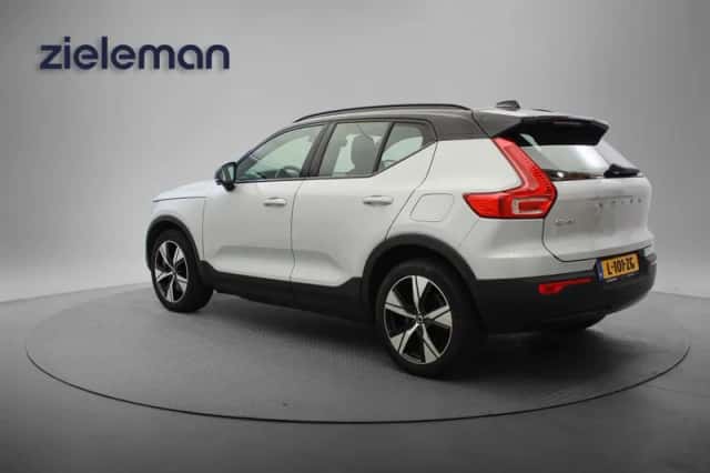 Volvo XC40 (2021) thumbnail 3