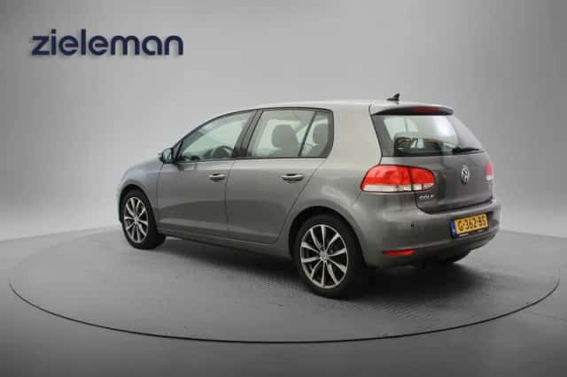 Volkswagen Golf (2010) thumbnail 3