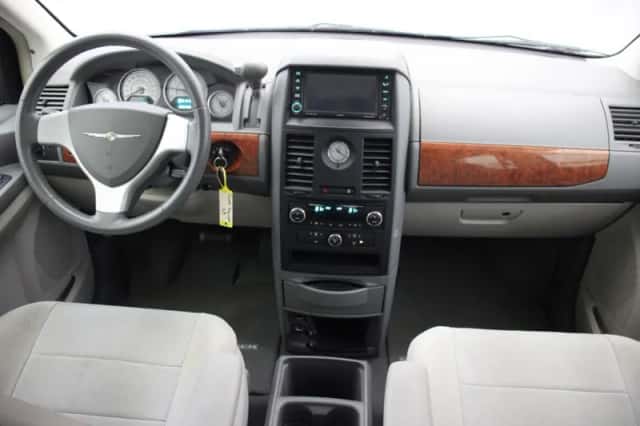 Chrysler GRAND-VOYAGER (2009) thumbnail 2