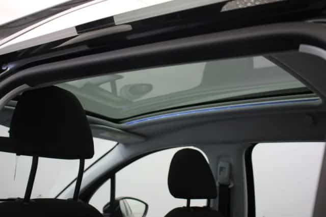 Peugeot 2008 (2016) thumbnail 5