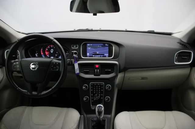 Volvo V40 (2012) thumbnail 2