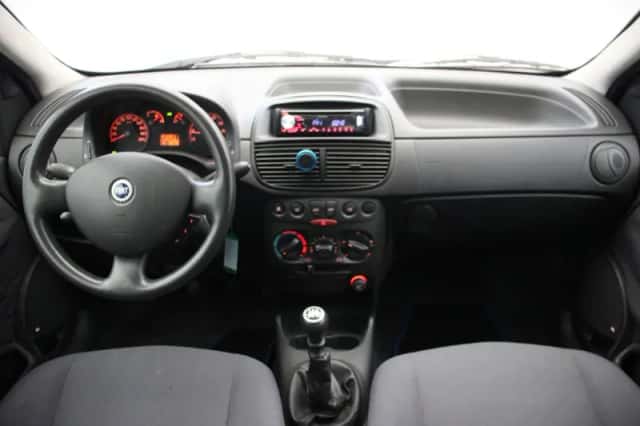 Fiat Punto (2005) thumbnail 2