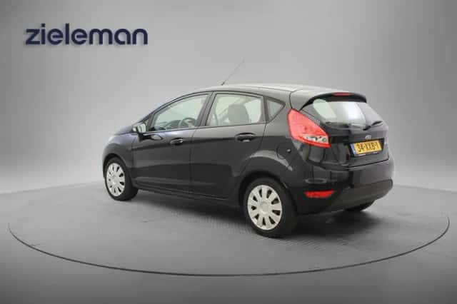 Ford Fiesta (2012) thumbnail 3