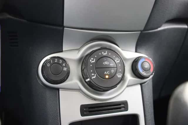 Ford Fiesta (2012) thumbnail 5