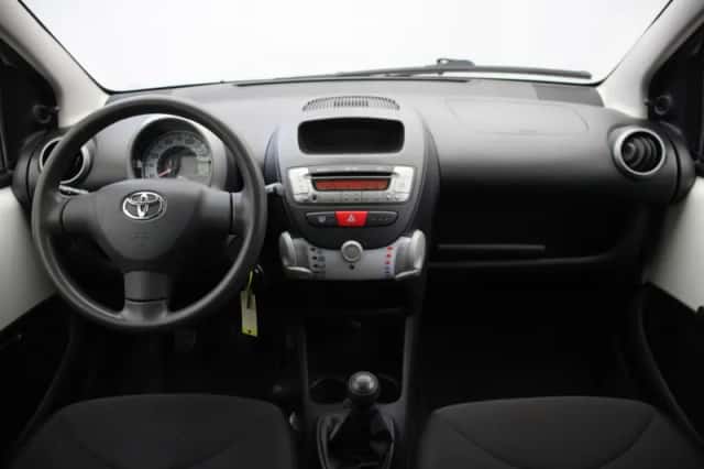 Toyota Aygo (2013) thumbnail 2