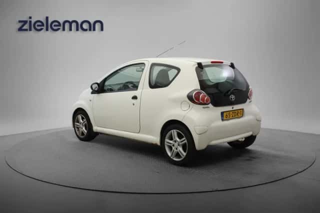 Toyota Aygo (2013) thumbnail 3