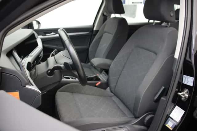 Volkswagen Golf (2022) thumbnail 2