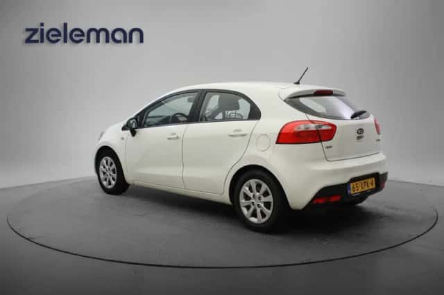 Kia Rio (2012) thumbnail 3