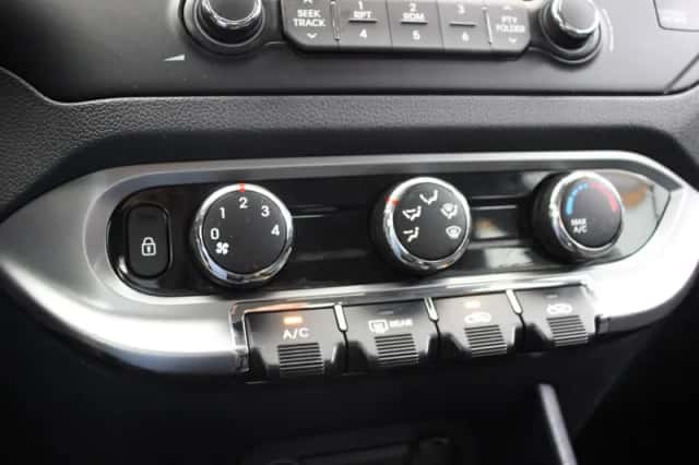 Kia Rio (2012) thumbnail 5