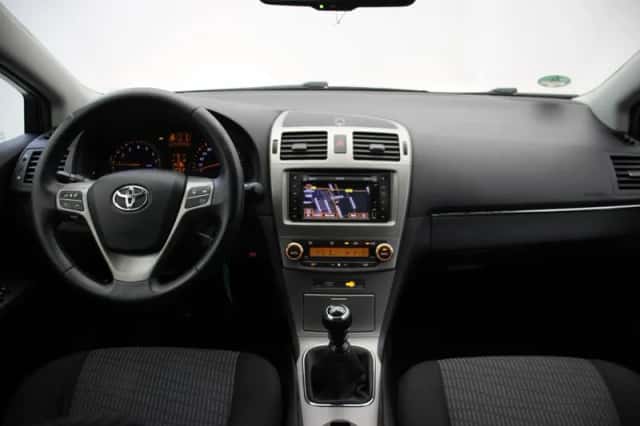 Toyota Avensis (2010) thumbnail 2
