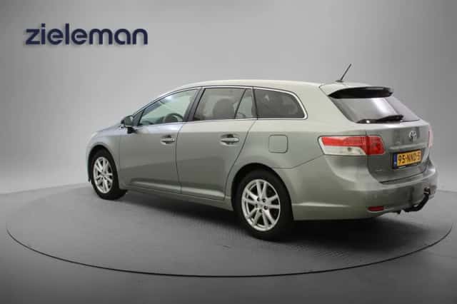 Toyota Avensis (2010) thumbnail 3