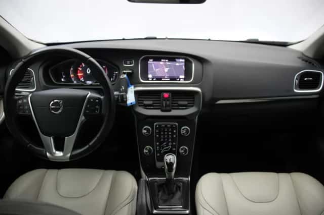 Volvo V40 (2017) thumbnail 2