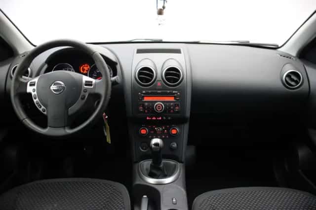 Nissan Qashqai (2009) thumbnail 2
