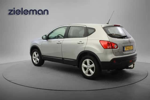 Nissan Qashqai (2009) thumbnail 3