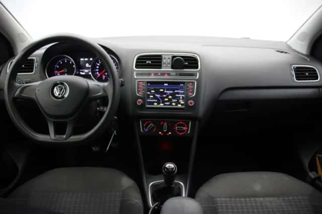Volkswagen Polo (2015) thumbnail 2