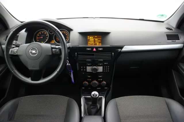 Opel Astra (2009) thumbnail 2