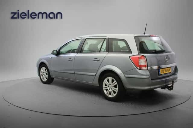 Opel Astra (2009) thumbnail 3