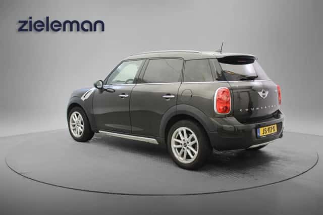 MINI Countryman (2016) thumbnail 3