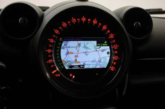 MINI Countryman (2016) thumbnail 5