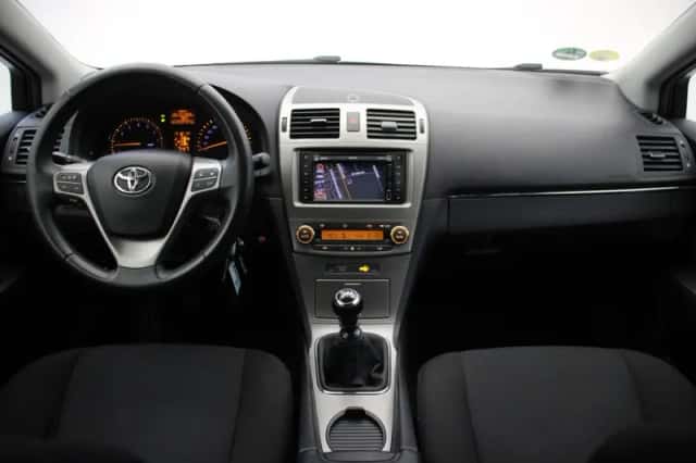 Toyota Avensis (2010) thumbnail 2