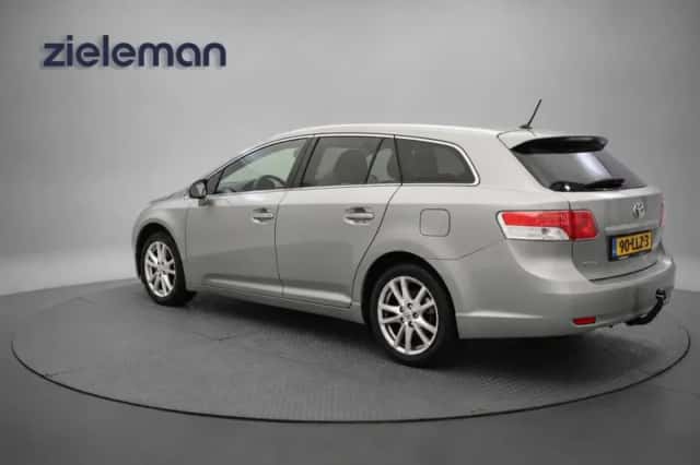 Toyota Avensis (2010) thumbnail 3