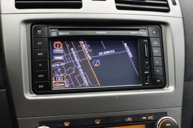 Toyota Avensis (2010) thumbnail 5