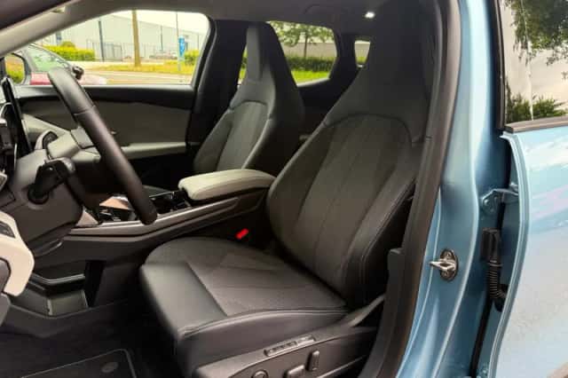 Ford Explorer (2025) thumbnail 4