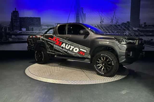 Toyota Hilux (2024) thumbnail 3