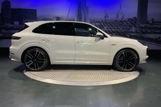 Porsche Cayenne (2022) thumbnail 2