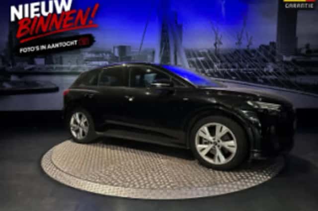 Audi Q4 e-tron (2021) thumbnail 2