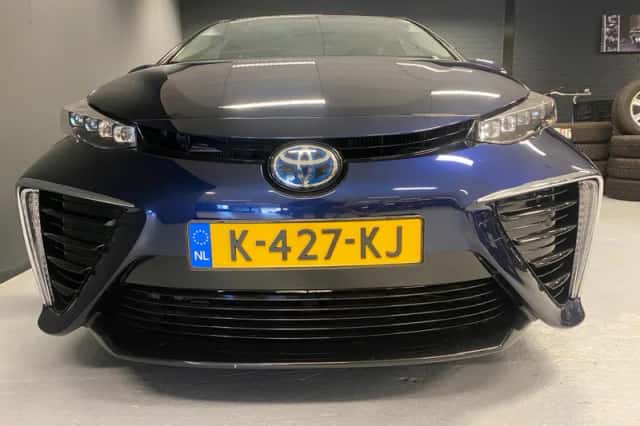 Toyota Mirai (2017) thumbnail 2