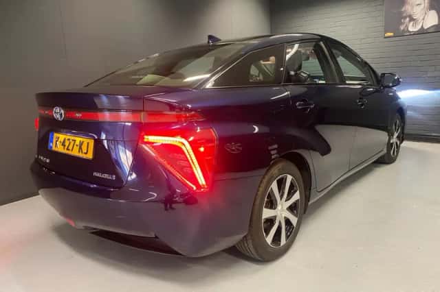 Toyota Mirai (2017) thumbnail 3