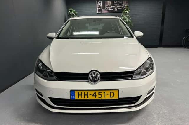 Volkswagen Golf (2015) thumbnail 2