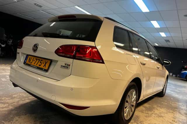 Volkswagen Golf (2017) thumbnail 4