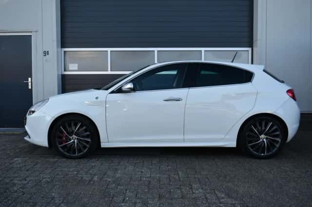 Alfa Romeo Giulietta (2011) thumbnail 2