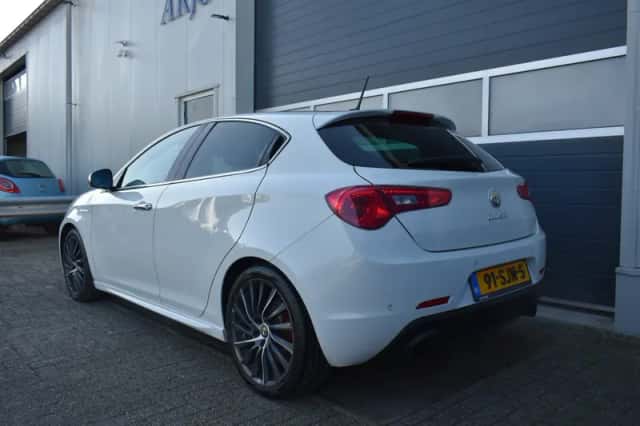 Alfa Romeo Giulietta (2011) thumbnail 3