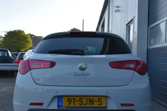 Alfa Romeo Giulietta (2011) thumbnail 4