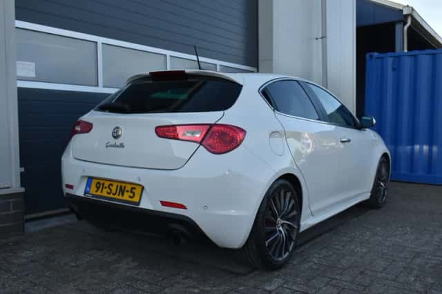 Alfa Romeo Giulietta (2011) thumbnail 5