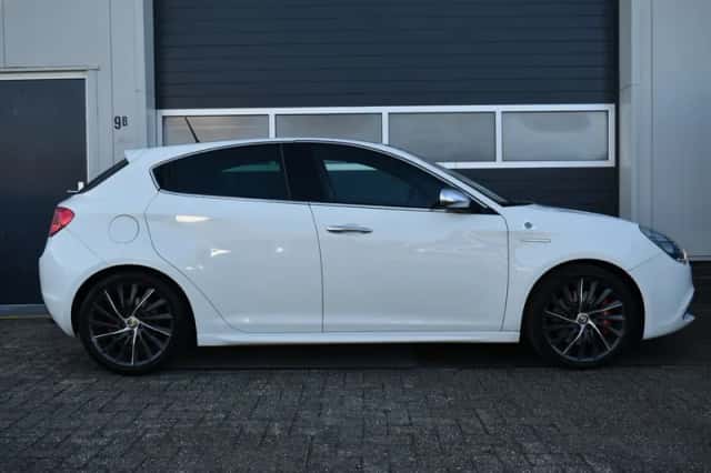 Alfa Romeo Giulietta (2011) thumbnail 6