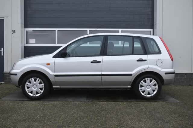 Ford Fusion (2004) thumbnail 2